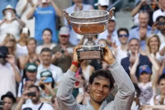 [Photo] Rafael Nadal lập kỳ tích 9 lần vô địch Roland Garros