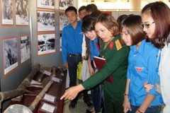 Triển lãm sách, báo, ảnh về 70 năm ngày thành lập Quân đội