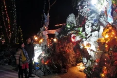 Bình Phước: Giáo dân sáng chế máy tạo bọt bong bóng làm tuyết rơi