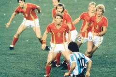 Thư Brazil: Có ai nhớ bức ảnh “Maradona trong rừng gươm Bỉ”
