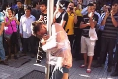 Kẻ trộm bị lột trần, trói vào cột đèn bằng nylon bọc thực phẩm