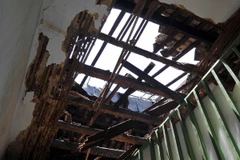 [Photo] Nhiều người dân tháo chạy vì sập mái nhà ở TP.HCM