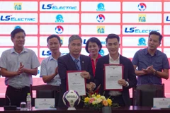 Ông Dương Nghiệp Khôi, Tổng Thư ký Liên đoàn Bóng đá Việt Nam (trái) và ông Trần Anh Minh, Tổng giám đốc Công ty TNHH Thương mại Thiết bị điện Thái Sơn Bắc ký kết hợp tác tài trợ cho Giải Bóng đá Nữ Vô địch Quốc gia 2023. (Ảnh: Việt Anh/Vietnam+)