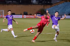 Hà Nội FC (áo tím) nhận thất bại 3-5 trước Hải Phòng ở vòng 2 V-League 2023/24. (Ảnh: Việt Anh/Vietnam+)