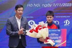 Ban Tổ chức Giải thưởng Cúp Chiến thắng 2023 trao phần thưởng đặc biệt cho Vận động viên Lê Văn Việt. (Ảnh: Việt Anh/Vietnam+)