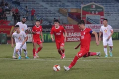 VAR 'tặng quà,' CLB Viettel nhọc nhằn giành chiến thắng đầu mùa