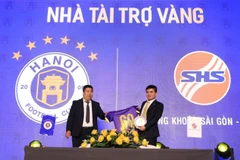 Ông Nguyễn Cảnh Thắng, Tổng giám đốc Công ty Cổ phần Thể thao Hà Nội-T&T (đơn vị chủ sở hữu Hà Nội FC) và ông Vũ Đức Tiến, Tổng giám đốc SHS (bên phải) tại Lễ công bố nhà tài trợ mùa giải 2023/24 của Hà Nội FC. (Nguồn ảnh: SHS)