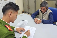 Đối tượng Nguyễn Đình Ý khai báo tại cơ quan Công an. (Ảnh: PV/Vietnam+)