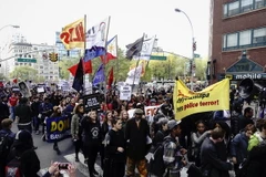 Người dân Baltimore tuần hành phản đối cảnh sát liên quan đến cái chết của Freddie Gray tại New York ngày 1/5. (Nguồn: AFP/TTXVN)