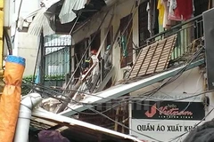 Hiện trường xung quanh khu vực nhà cổ sập. (Ảnh: PV/Vietnam+)