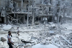 Cảnh đổ nát sau một vụ không kích ở Al-Shaar, Aleppo ngày 17/9. (Nguồn: Reuter/TTXVN)
