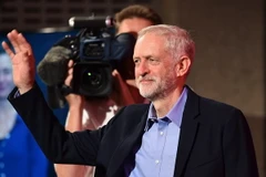 Ông Jeremy Corbyn trước những người ủng hộ sau khi đắc cử Chủ tịch Công đảng Anh tại London ngày 12/9. (Nguồn: AFP/ TTXVN)