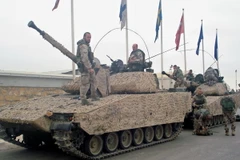 Binh sỹ Thụy Điển tham gia lực lượng giữ gìn hòa bình quốc tế (ISAF) tại ngoại ô thành phố Mazar-i-Sharif ngày 3/11/2010. (Nguồn: AFP/TTXVN)