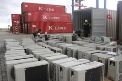 Lô hàng máy lạnh được kiểm đếm và giám định. (Ảnh do Hải quan cung cấp)