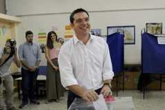 Cựu Thủ tướng Hy Lạp Alexis Tsipras bỏ phiếu tại điểm bầu cử ở thủ đô Athens ngày 20/9. (Nguồn: Reuters/TTXVN)