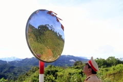 Gương cầu lồi bị móp méo trên đèo Lò Xo đoạn qua tỉnh Kon Tum. (Ảnh: Cao Nguyên/TTXVN)