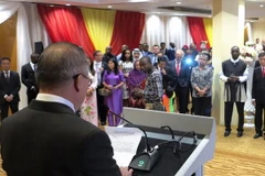 Đông đảo khách mời tham dự và chúc mừng ngày lễ lớn của dân tộc Việt Nam. (Ảnh: Xuân Hưng/Vietnam+)