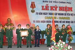 Chủ tịch nước Trương Tấn Sang trao tặng Huân chương Hồ Chí Minh cho ngành cơ yếu Việt Nam. (Ảnh: Nguyễn Khang/TTXVN)