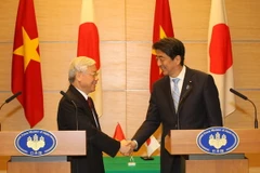Tổng Bí thư Nguyễn Phú Trọng và Thủ tướng Nhật Bản Shinzo Abe sau khi kết thúc họp báo chung. (Ảnh: Trí Dũng/TTXVN)