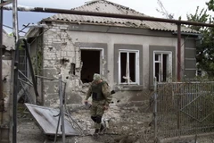 Một ngôi nhà lại làng Sartana, gần Mariupol, khu vực Donetsk, miền đông Ukraine bị phá hủy trong cuộc đụng độ ngày 17/8. (Nguồn: AFP/TTXVN)