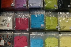 Quần áo sản xuất tại khu công nghiệp Kaesong trưng bày tại một cửa hàng ở Seoul ngày 18/8. (Nguồn: AFP/TTXVN)