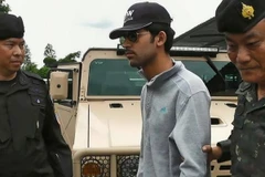 Cảnh sát áp giải một nghi can vụ đánh bom đền Erawan (giữa) tại quận Aranyaprathet, tỉnh Sa Kaeo ngày 1/9. (Nguồn: AFP/TTXVN)