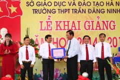 Bộ trưởng GDĐT dự khai giảng tại trường nông thôn có nhiều trò giỏi