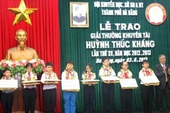 Các em học sinh nhận giải thưởng khuyến tài Huỳnh Thúc Kháng lần thứ 15. (Nguồn: danang.gov.vn)