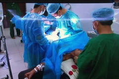 Cứu sống một ngư dân bị đau ruột thừa qua chỉ đạo mổ trực tuyến