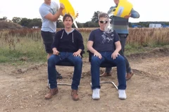 Tom Cruise dội 8 xô nước đá theo thách thức của Hugh Jackman