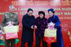 Thủ tướng Phạm Minh Chính tặng quà Tết cho người có công tại tỉnh Cao Bằng. (Ảnh: Dương Giang/TTXVN) 