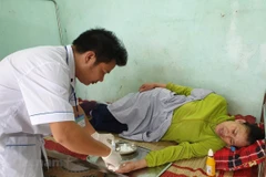 Nhân viên y tế tại Trạm y tế xã Quảng Phương (Quảng Trạch, Quảng Bình) khám chữa bệnh cho người dân. (Ảnh minh hoạ: T.G/Vietnam+)