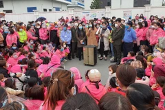 Đối thoại với công nhân ngừng việc tập thể. (Ảnh minh họa: Đức Phương/TTXVN)