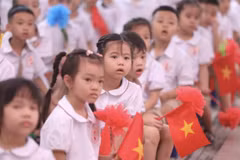 Việc tăng ngày nghỉ dịp lễ Quốc khánh sẽ tạo cơ hội cho công nhân được đưa con đến trường trong ngày khai giảng. (Ảnh: VIetnam+)