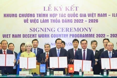 Ký kết Bản ghi nhớ của khung chương trình hợp tác Quốc gia Việt Nam-ILO về việc làm thỏa đáng giai đoạn 2022-2026. (Ảnh: PV/Vietnam+)