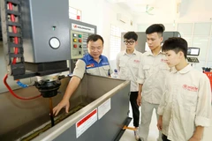 Mục tiêu đặt ra là đến năm 2030 thu hút 50-55% học sinh trung học vào hệ thống giáo dục nghề nghiệp. (Ảnh: TTXVN)