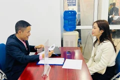 Phỏng vấn tuyển dụng lao động tại phiên giao dịch việc làm. (Ảnh: Hồng Kiều/Vietnam+)