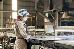 Doanh nghiệp cần phân công lao động, bố trí thời gian làm việc, nghỉ ngơi, khám sức khoẻ định kỳ, cải thiện điều kiện tại nơi làm việc. (Ảnh minh họa: PV/Vietnam+)