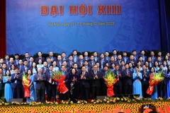 Thường trực Ban Bí thư Trương Thị Mai, Chủ tịch Ủy ban trung ương Mặt trận Tổ quốc Việt Nam Đỗ Văn Chiến và Phó Thủ tướng Trần Hồng Hà chúc mừng Ban Chấp hành Tổng Liên đoàn Lao động Việt Nam khoá XIII. (Ảnh: TTXVN)