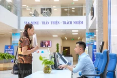 Người dân Quảng Ninh đến làm thủ tục hành chính. (Ảnh: PVVietnam+)