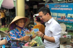Tuyên truyền về chính sách bảo hiểm xã hội tự nguyện cho người lao động. (Ảnh: PV/Vietnam+)