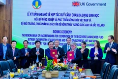 Ký kết Bản ghi nhớ về hợp tác hỗ trợ triển khai Quỹ đa dạng sinh học. (Ảnh: PV/Vietnam+)