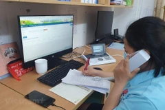 Cán bộ Tổng đài quốc gia bảo vệ trẻ em 111 tiếp nhận các cuộc gọi đến. (Ảnh: PV/Vietnam+)