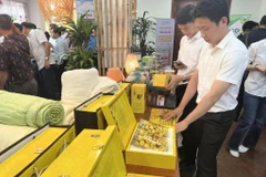 Giới thiệu, trừng bày các sản phẩm đạt OCOP 5 sao. (Ảnh: PV/Vietnam+)