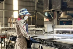 Doanh nghiệp cần phân công lao động, bố trí thời gian làm việc, nghỉ ngơi hợp lý để giảm căng thẳng tại nơi làm việc. (Ảnh minh họa: PV/Vietnam+)