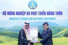 Thứ trưởng Bộ Nông nghiệp và Phát triển Nông thôn Trần Thanh Nam tặng quà lưu niệm là sản phẩm OCOP cho đại diện đại diện đoàn làm việc của Saudi Arabia. (Ảnh: Vietnam+)