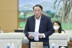 Bộ trưởng Bộ Văn hóa, Thể thao và Du lịch Nguyễn Văn Hùng trình bày tờ trình. (Ảnh: Doãn Tấn/TTXVN)