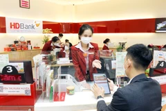 Giao dịch tại HDBank. (Ảnh: VIetnam+)