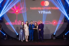 Đại diện VPBank nhận trao giải từ Mastercredit. (Ảnh: Vietnam+)