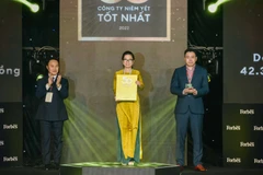 Bà Lê Thị Hòa Bình - Phó Giám đốc Vietcombank chi nhánh Thành phố Hồ Chí Minh nhận giải thưởng của Ban tổ chức. (Ảnh: Vietnam+)